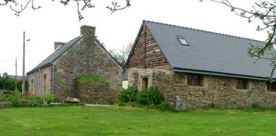 Vue de face des gîtes après restauration